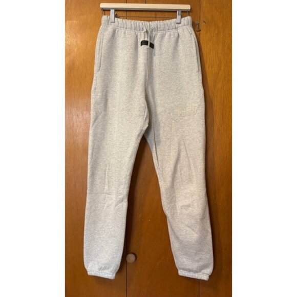 Fear of God ESSENTIALS Light Oatmeal Grey Sweatpants, Size: XS - Picture 2 of 7